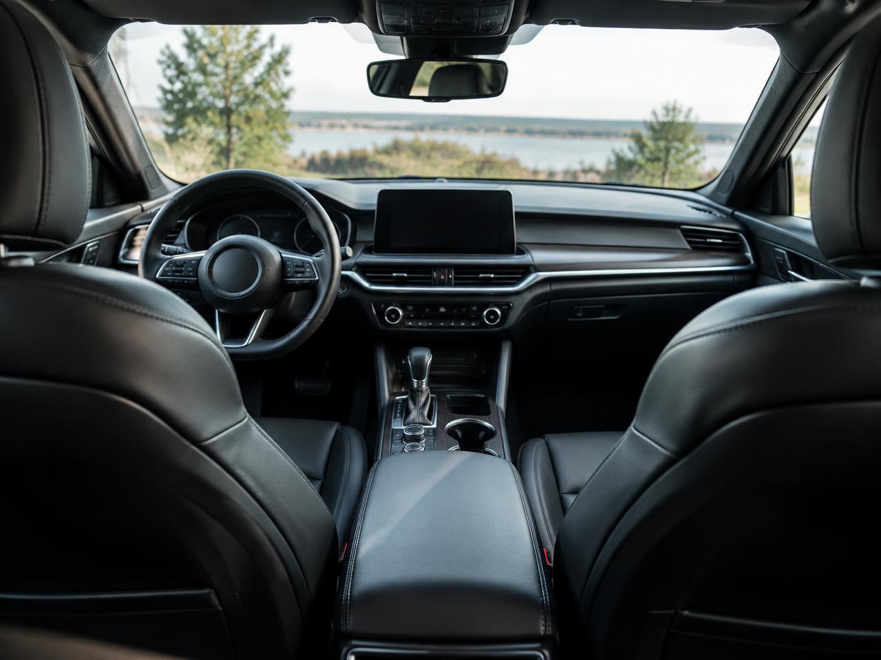 Verzorgd premium auto-interieur met lederen zetels